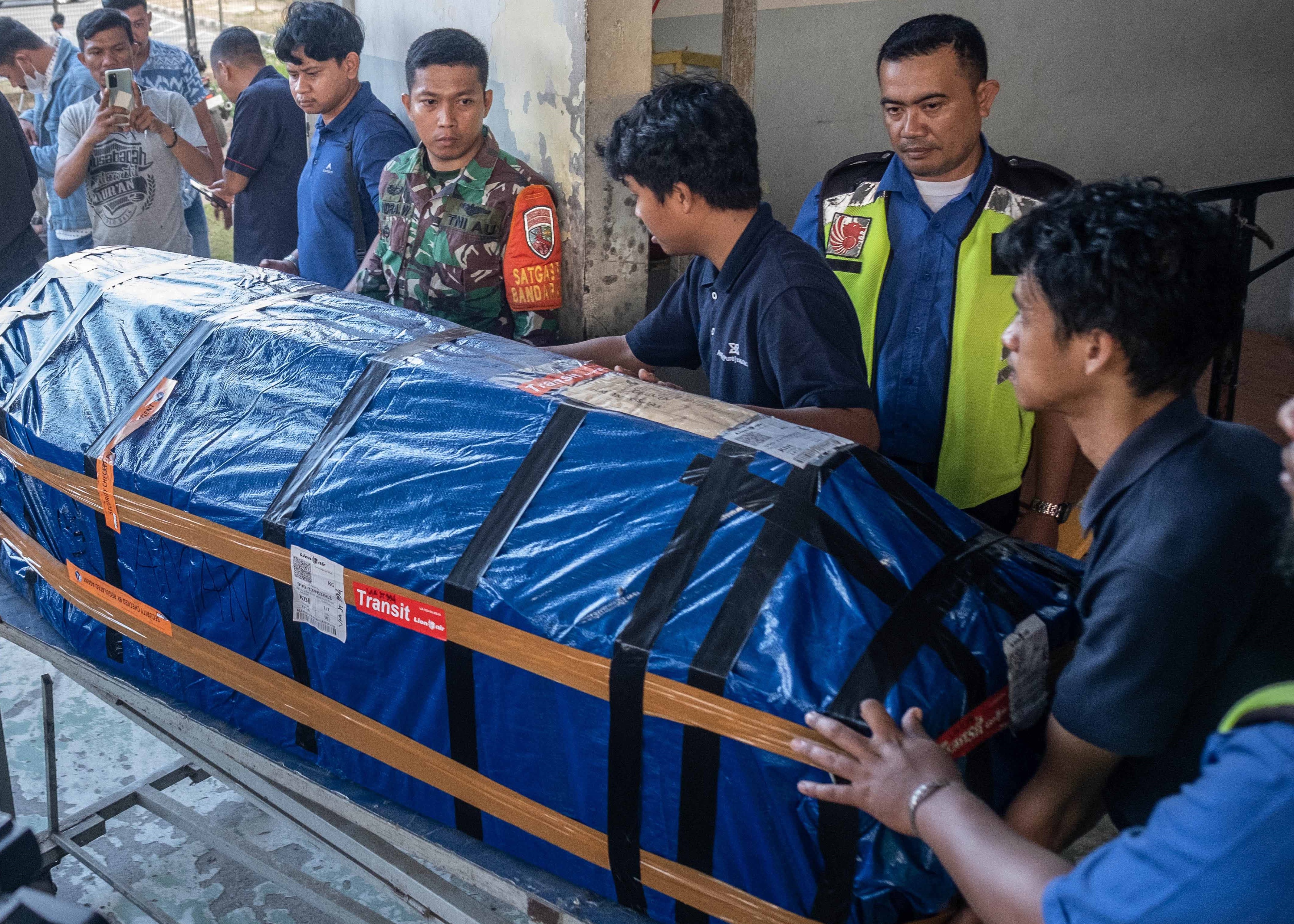 Salah satu jenazah korban penembakan oleh KKB di Papua saat tiba di Bandar Udara Haluoleo, Kendari, Sulawesi Tenggara.