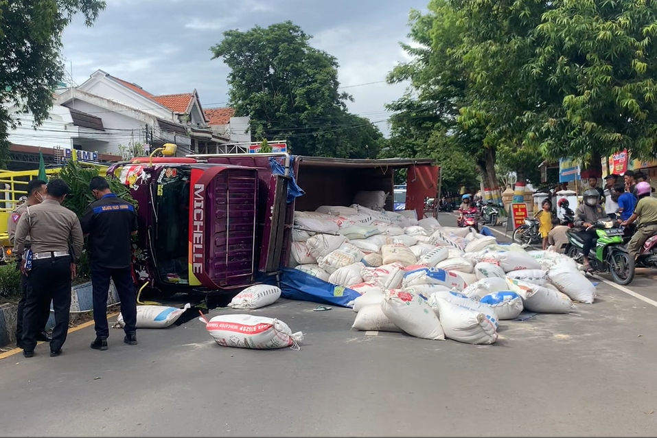 Truk yang terguling.