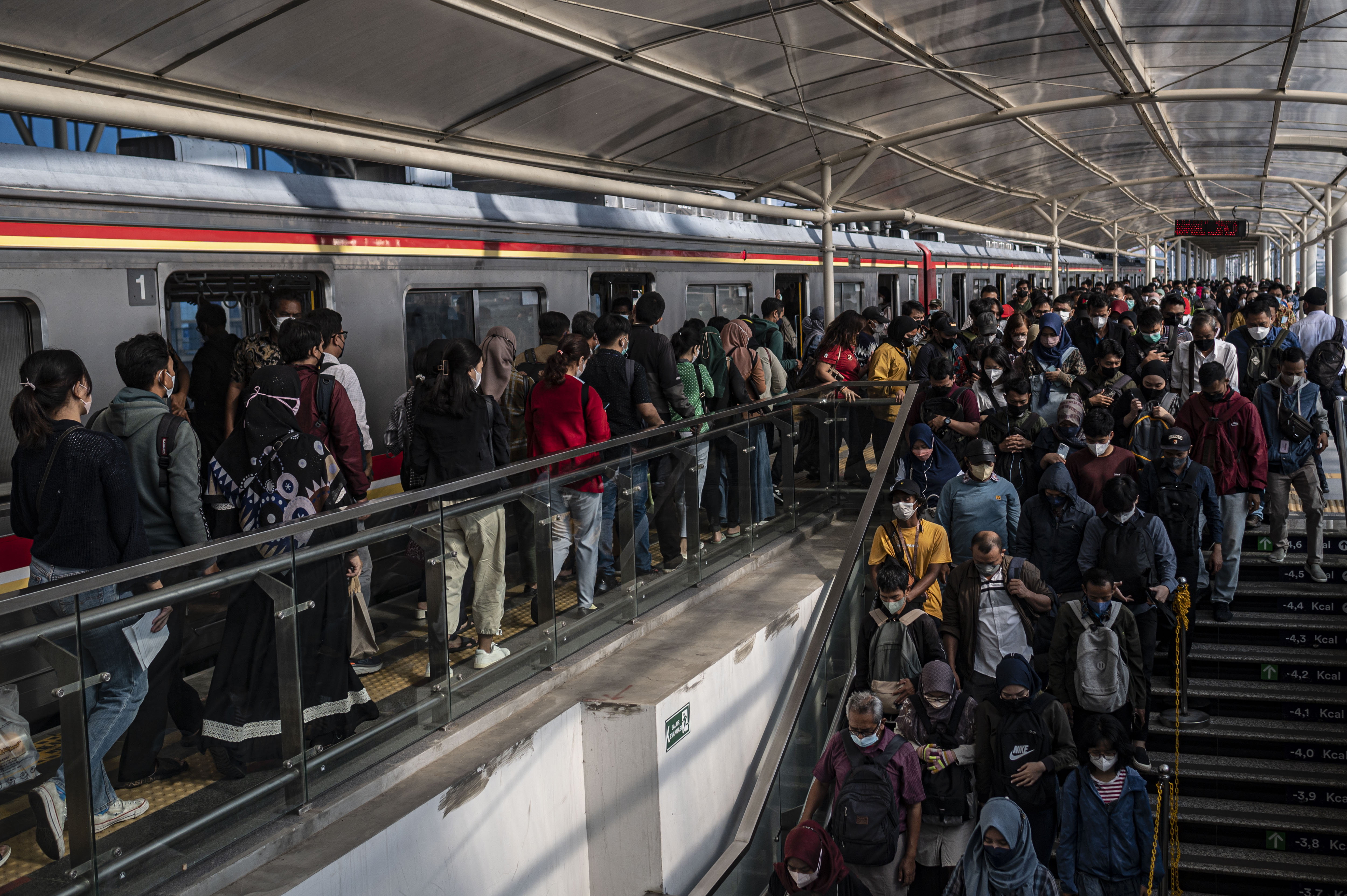 Penumpang berjalan menuju pintu keluar stasiun setelah turun dari KRL Commuter Line.