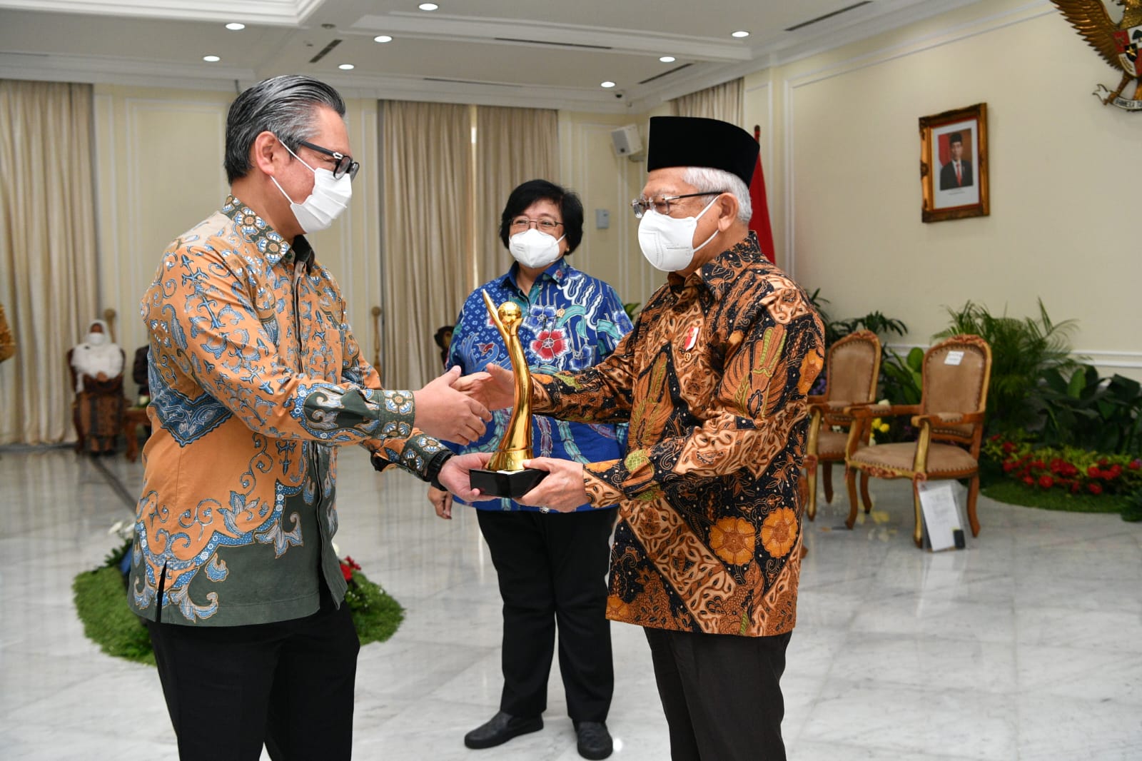 Direktur Utama PHE, Wiko Migantoro menerima penghargaan langsung dari Wapres Maruf Amin