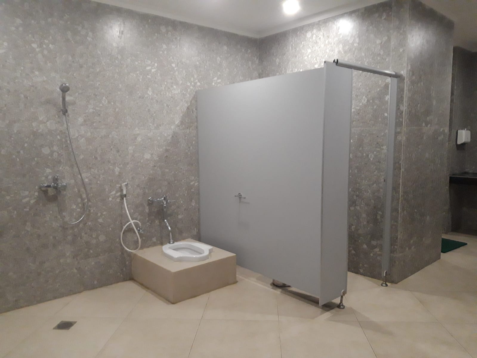 Kloset jongkok tanpa penyekat di toilet pria lantai 3 gedung Malang Creative Center (MCC), Kota Malang, Jawa Timur.