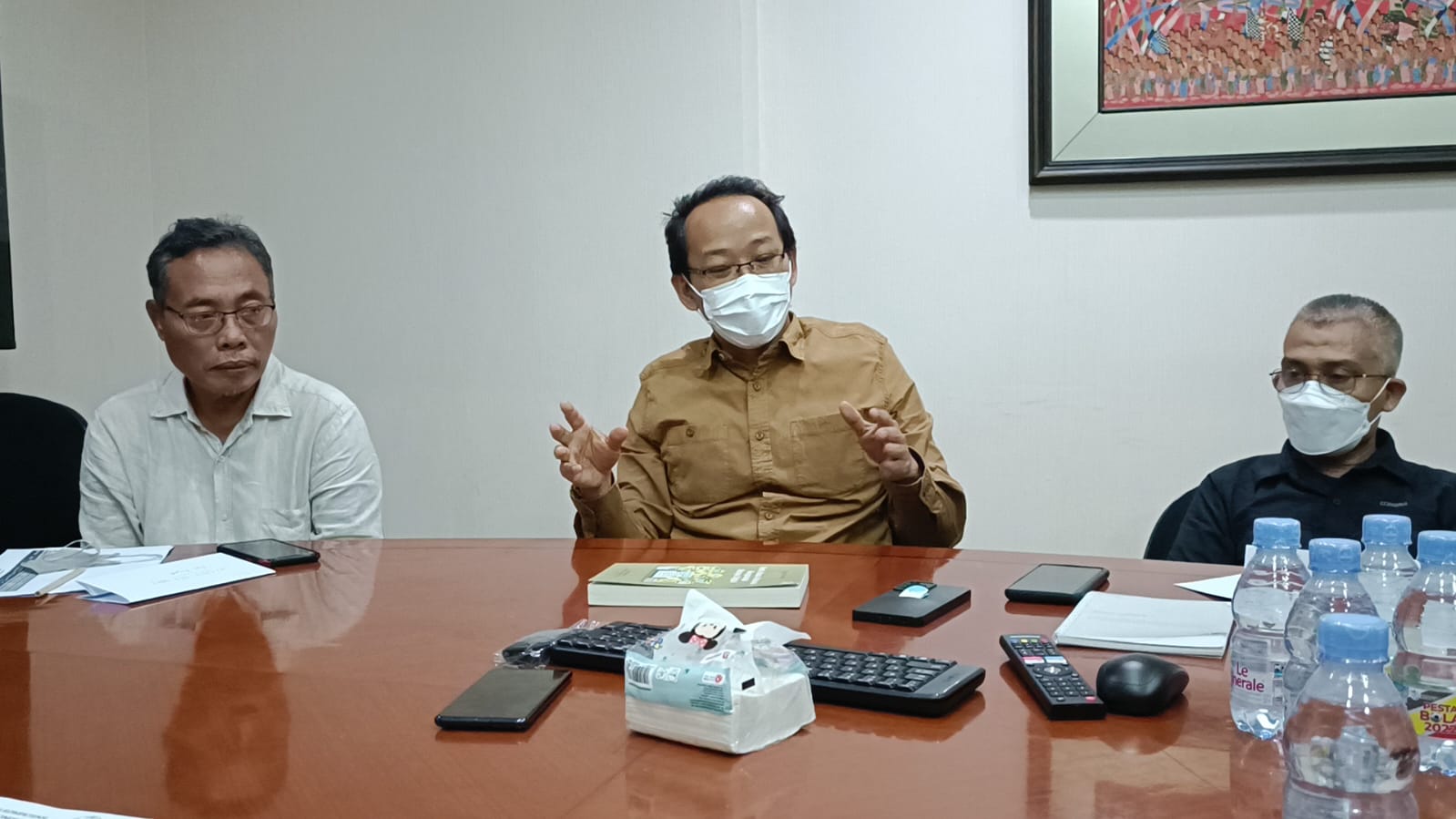 Pakar Komunikasi Digital Agus Sudibyo (tengah) di acara Uji Kompetensi Wartawan Media Group.