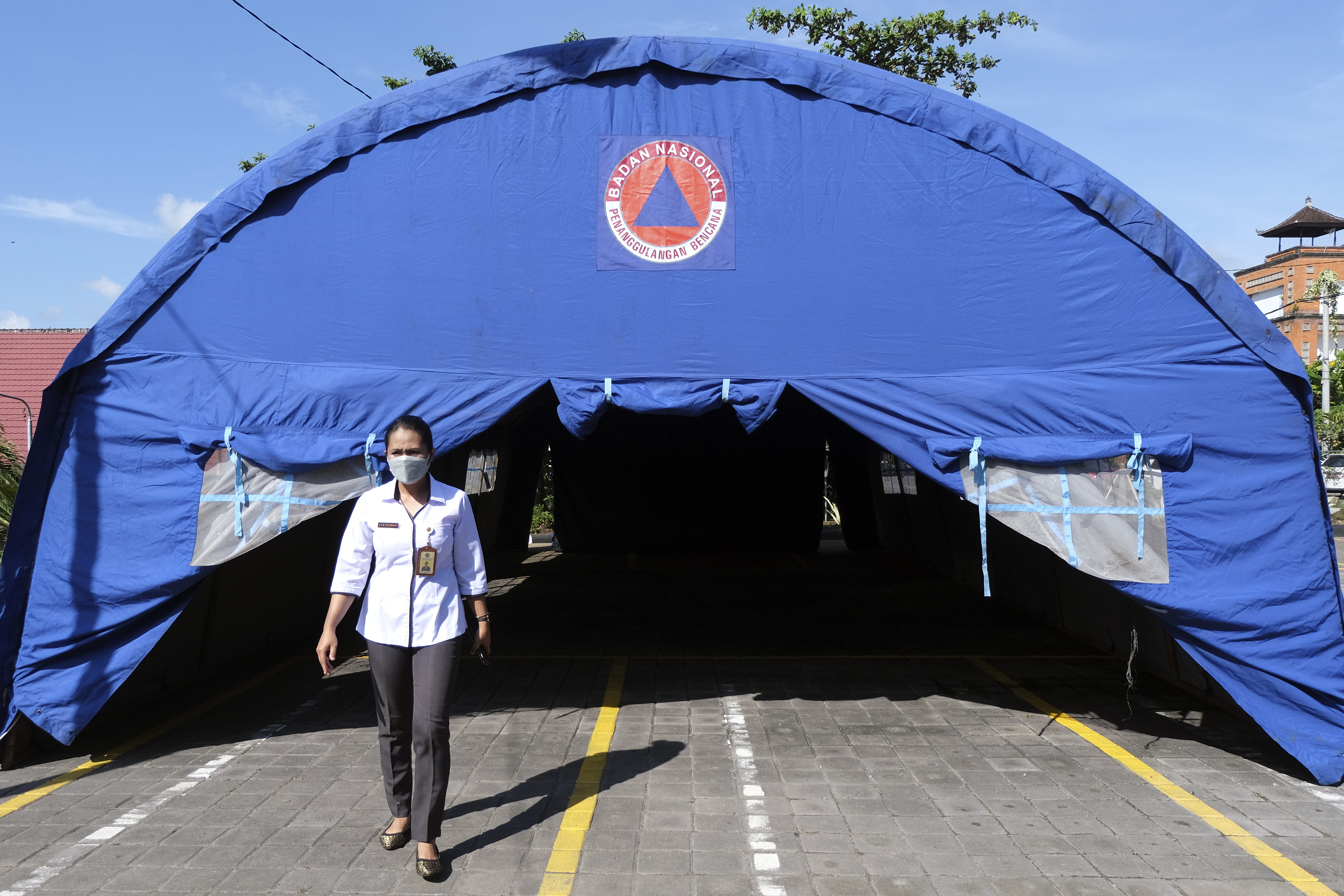 Petugas berjalan di dekat tenda yang didirikan BPBD setempat di halaman RSUD Kabupaten Karangasem, Bali, Rabu (14/12)