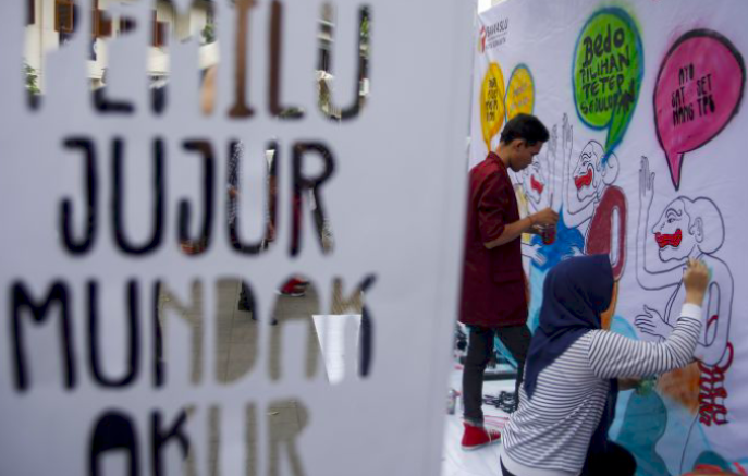Mahasiswa ISI Surakarta membuat mural dengan tema pemilu di Pasar Gede, Solo.