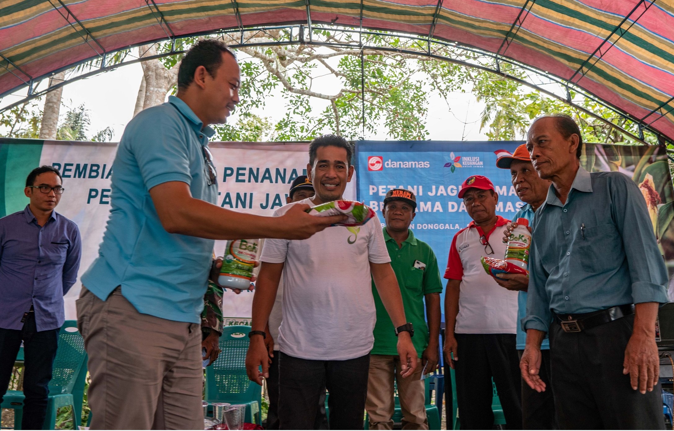 Danamas dengan petani jagung di Palu. 