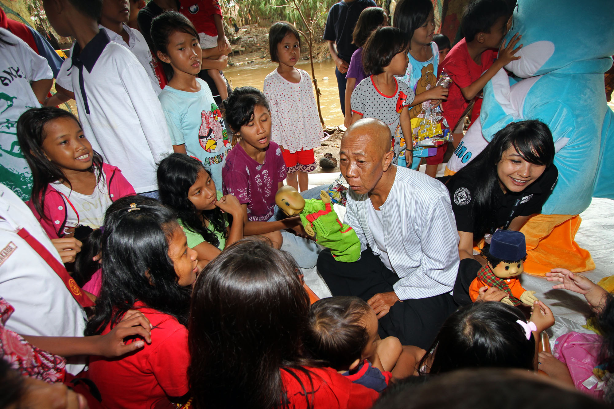 Abdul Halim bersama boneka Pak Ogah sedang menghibur anak-anak.