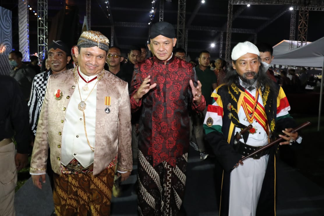 Gubernur Jateng Ganjar Pranowo menyambut para Raja se Nusantara