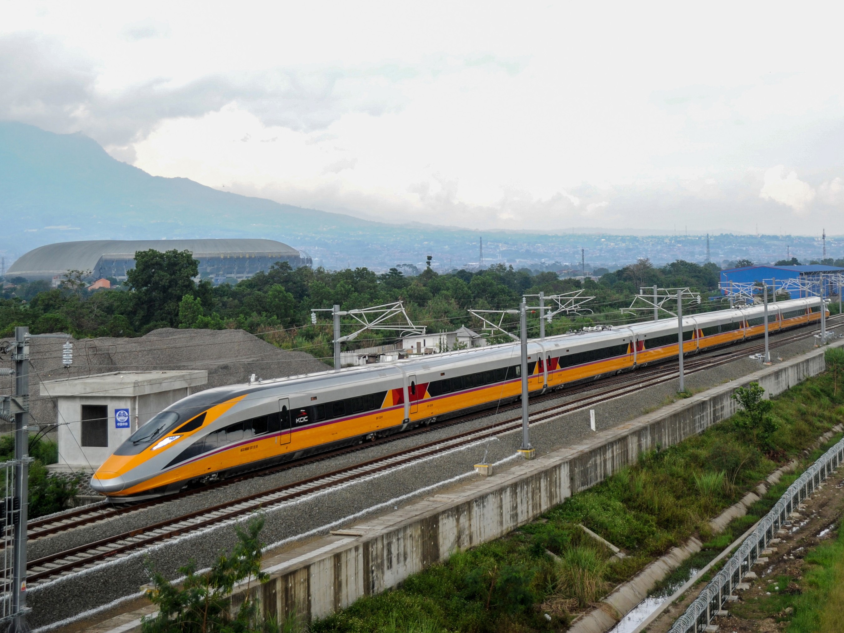 Rangkaian Electric Multiple Unit (EMU) menjalani uji operasional Kereta Cepat Jakarta-Bandung di Stasiun Tegalluar, Kabupaten Bandung.