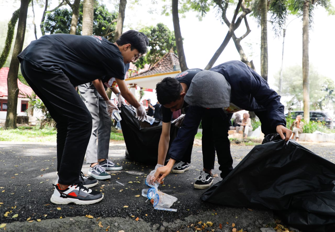 Ilustrasi gotong royong membersihkan sampah