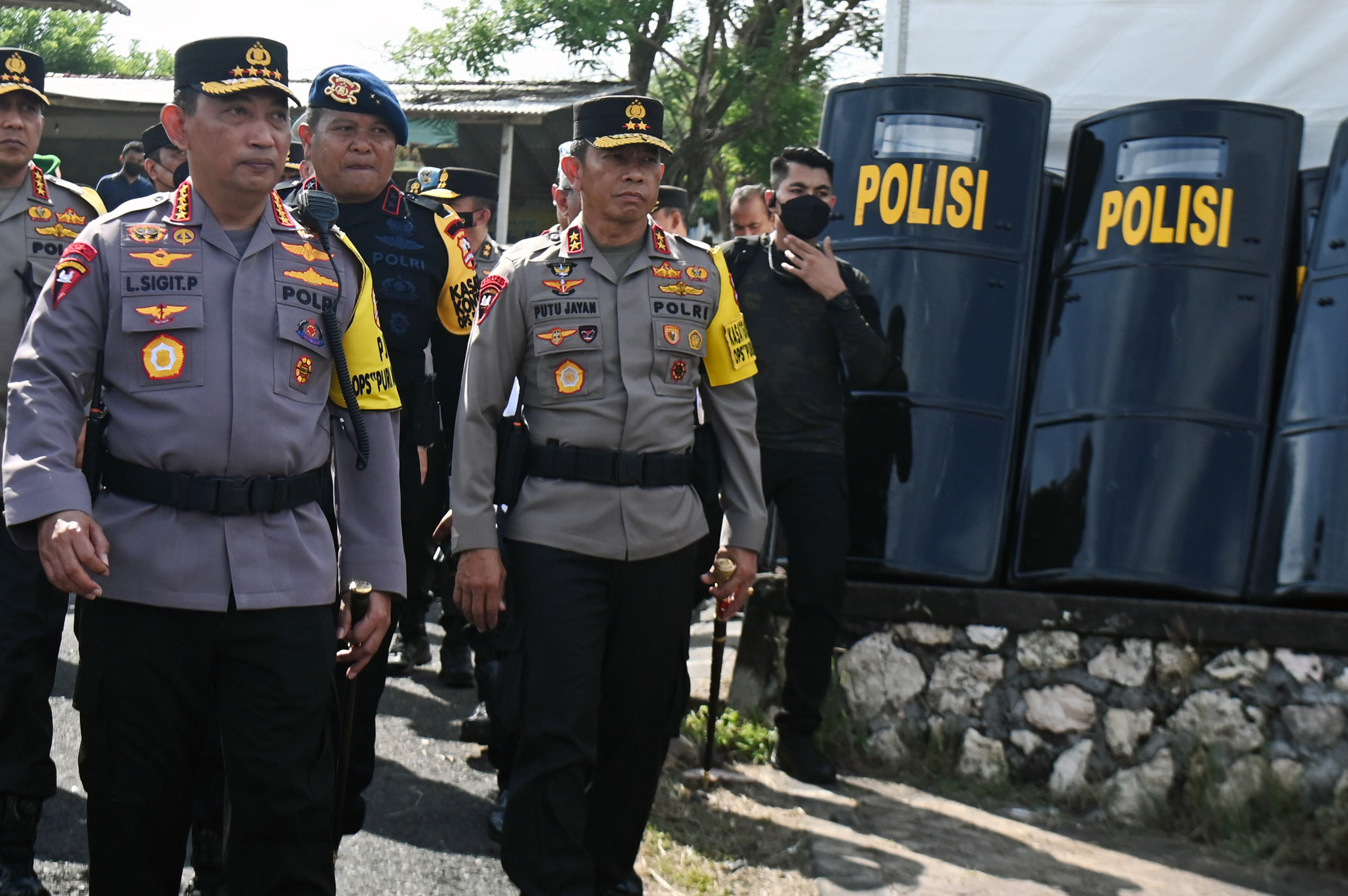 Kapolri Jenderal Pol Listyo Sigit Prabowo (kiri) saat meninjau operasi pengamanan KTT G-20 di Bali.