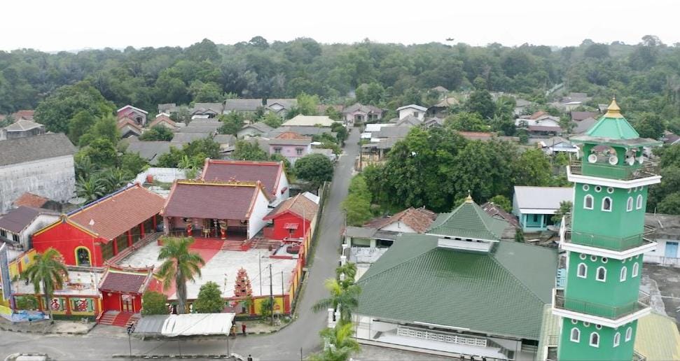 Potongan gambar dalam video Harmonisasi Kota Mentok, Klenteng Kong Fuk Miau berdampingan dengan Masjid Jami’