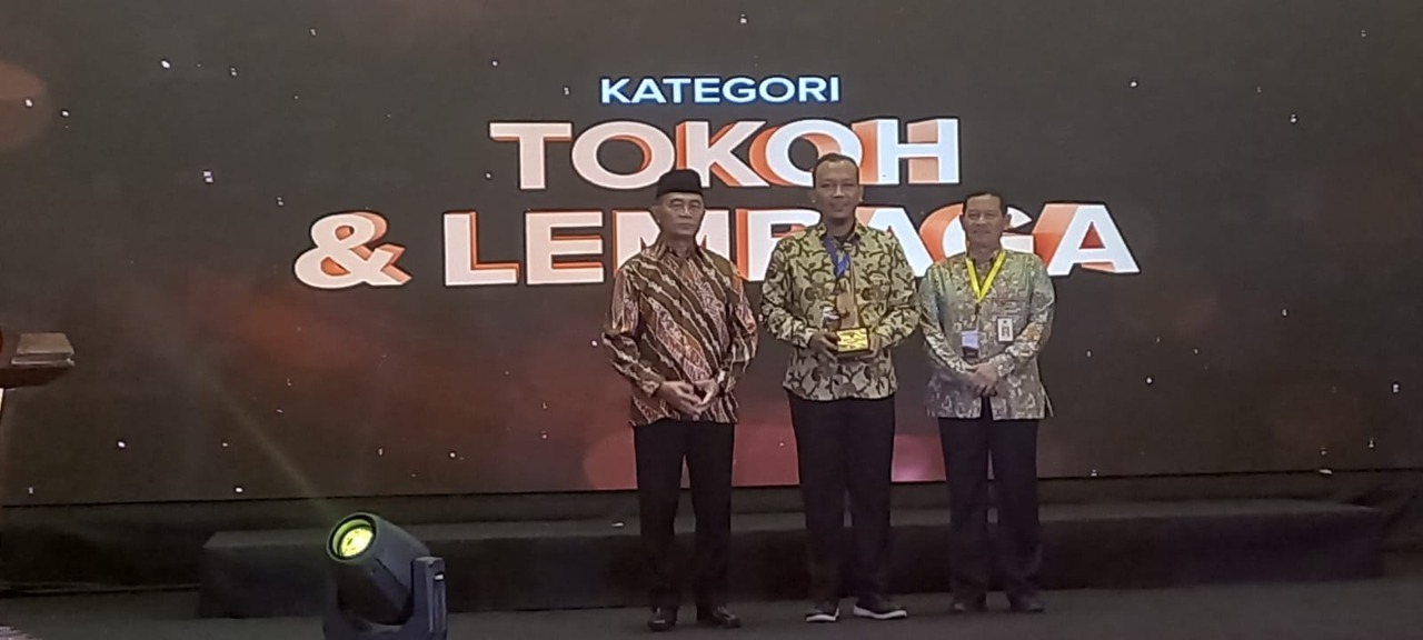 Menko Pembangunan Manusia dan Kebudayaan (PMK) Muhadjir Effendy (kiri) dan Ketua Umum Forum TBM Nasional, Opik (tengah).