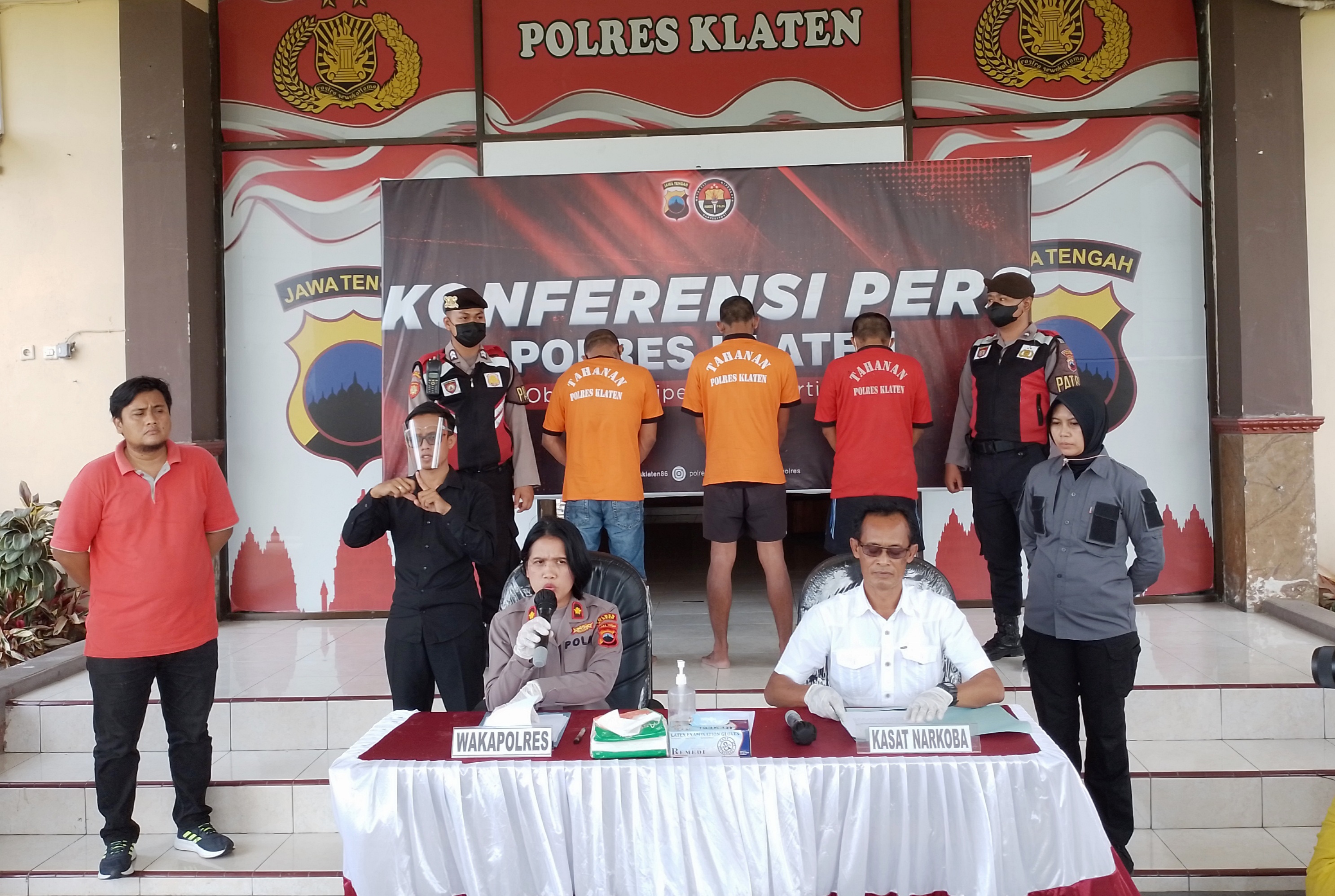 Wakil Kepala Polres Klaten Komisaris Tri Wakhyuni memaparkan penangkapan tiga pengedar sabu