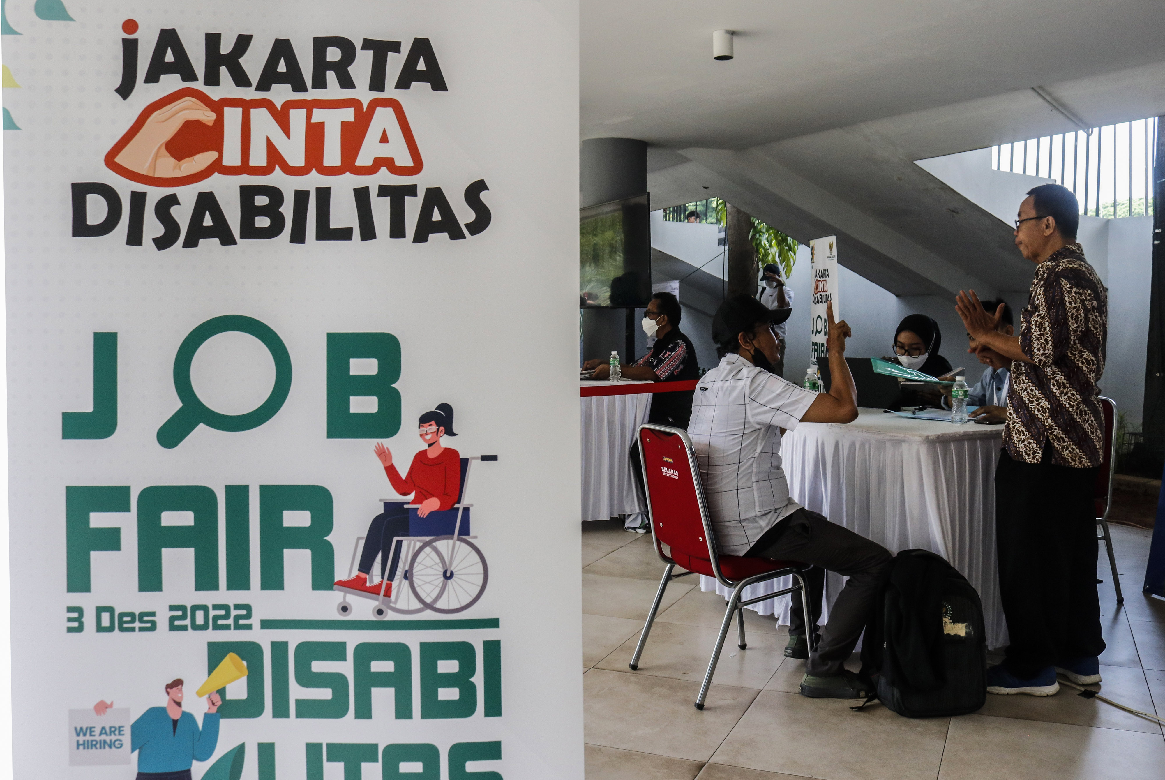 Penyandang disabilitas mencari informasi lowongan kerja dalam pameran bursa kerja di Lapangan Banteng, Jakarta