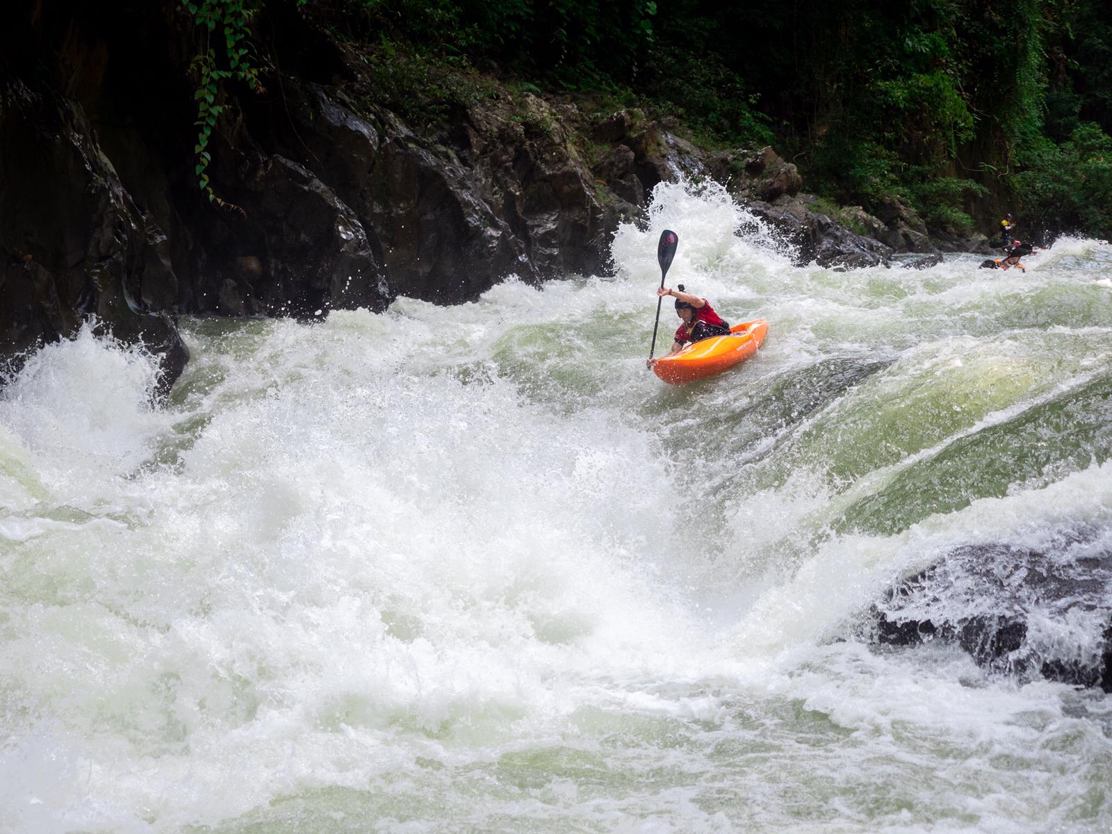Salah satu peserta mancanegara tengah mengayuh kayak di Sungai Asahan, Sumatra Utara, dalam Toba Caldera IAF 2022, Kamis (1/12).