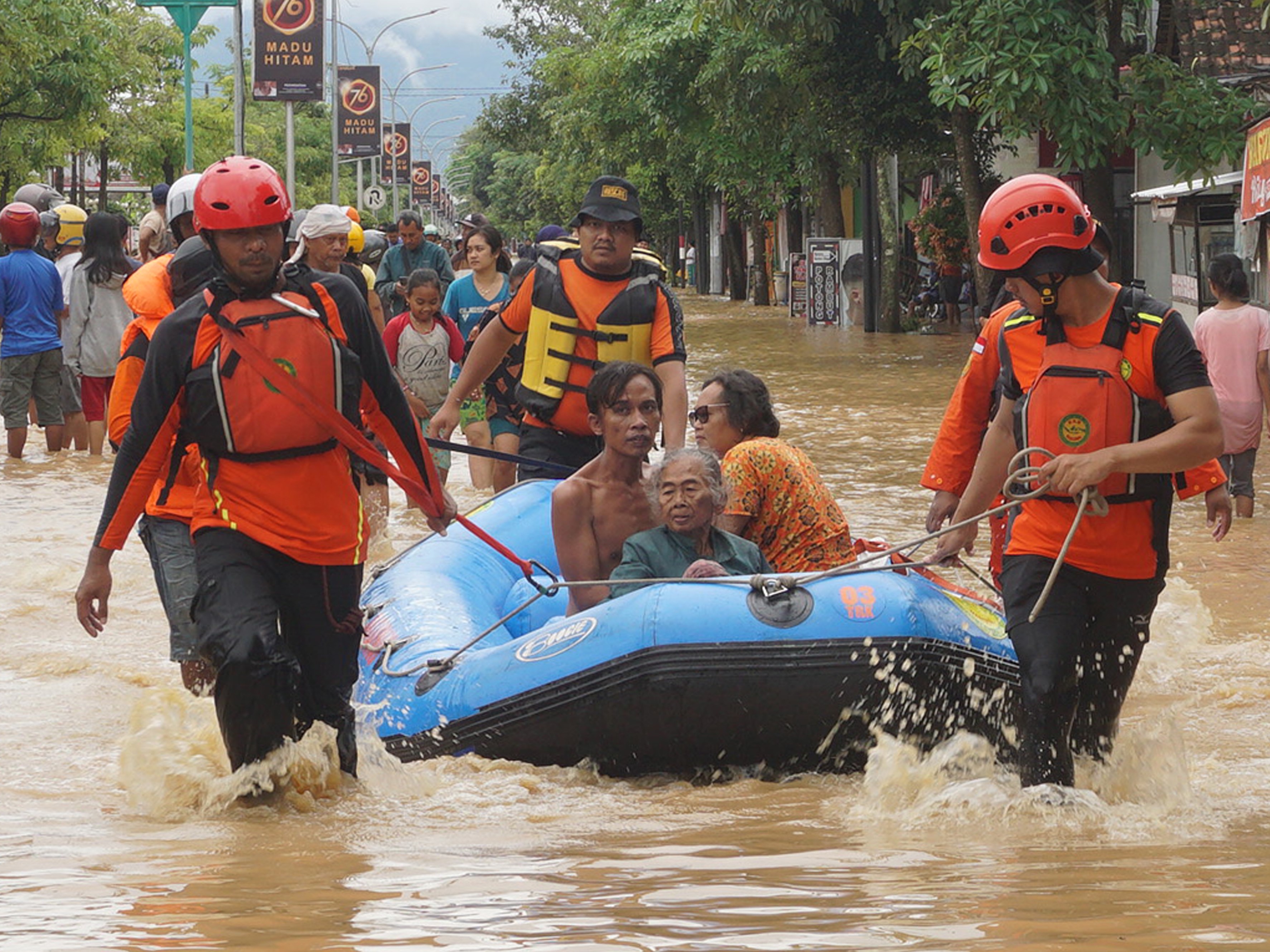Tim SAR gabungan mengevakuasi lansia di Kelurahan Kelutan, Kota Trenggalek, Jawa Timur, beberapa waktu lalu.