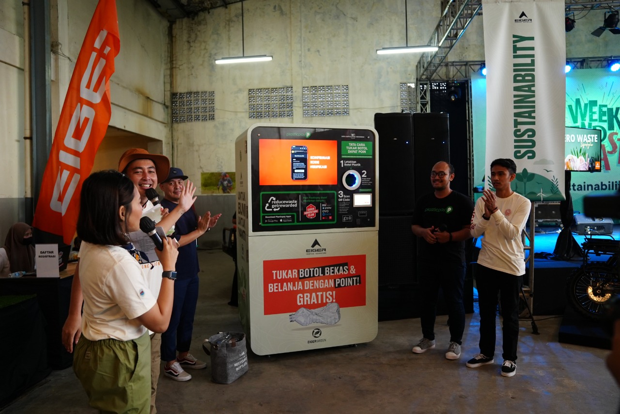 Eiger mengumumkan kerja sama dengan Plasticpay menghadirkan Reverse Vending Machine atau mesin pengumpul plastik di seluruh gerai Eiger.
