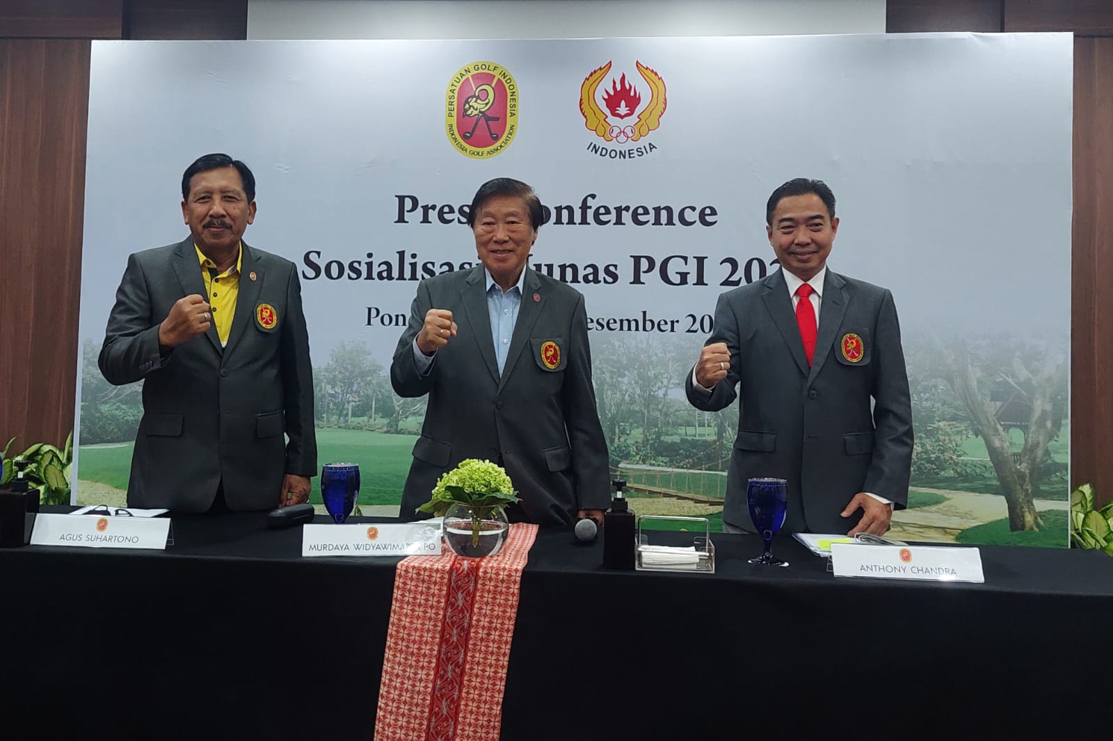 Ketua Umum PB PGI Mordaya Po (tengah) saat menggelar konferensi pers soal Munas.