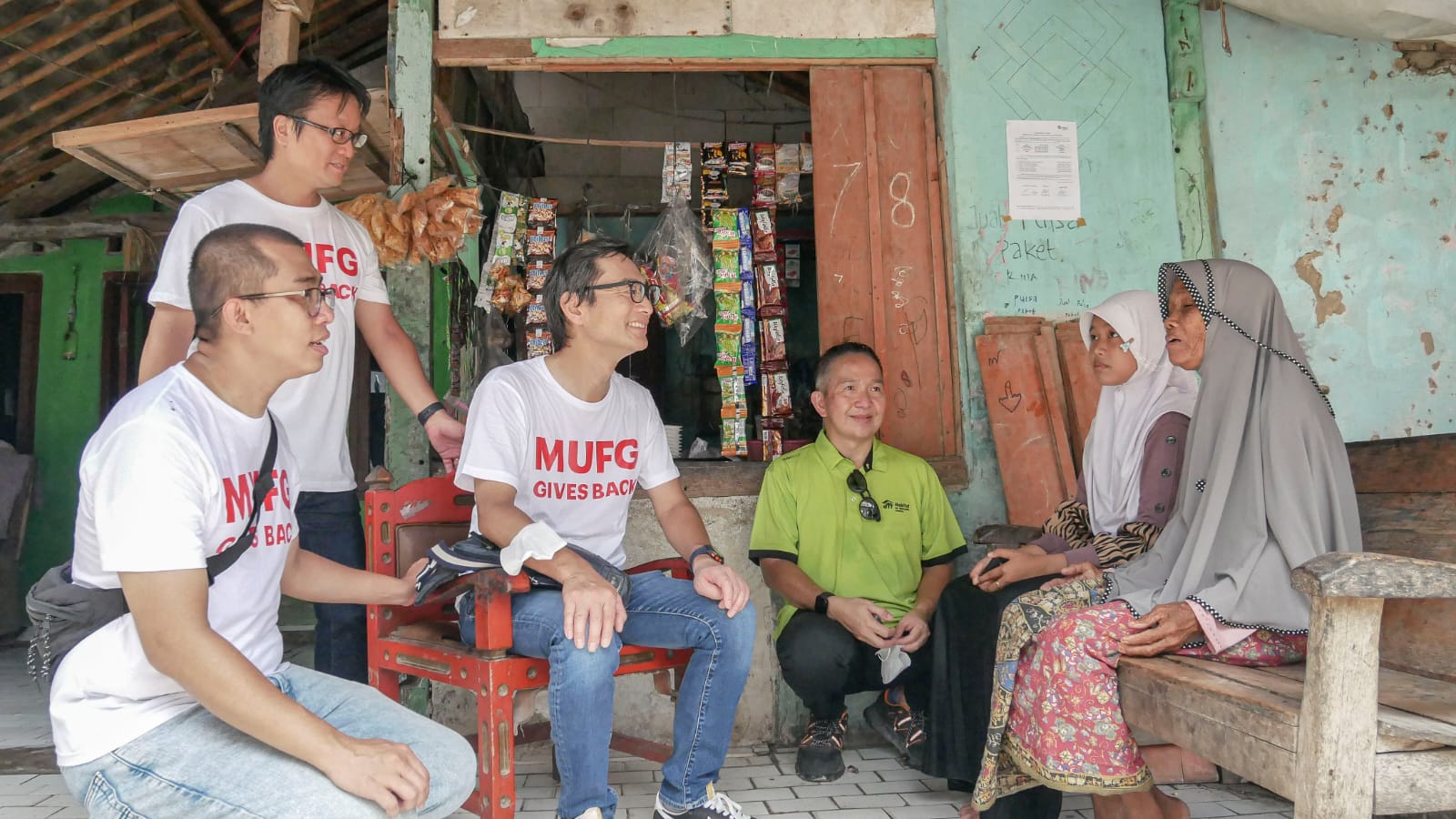 Kegiatan Program Renovasi Warung yang dilakukan MUFG Bank di Desa Kedung Dalem, Kecamatan Mauk, Tangerang.