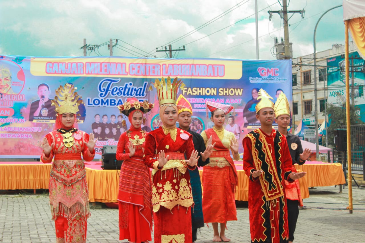 Relawan GMC menggelar lomba fashion show dan festival tari adat Sumatera Utara di pelataran Home Smart, Kabupaten Labuhanbatu, Sumut, Kamis