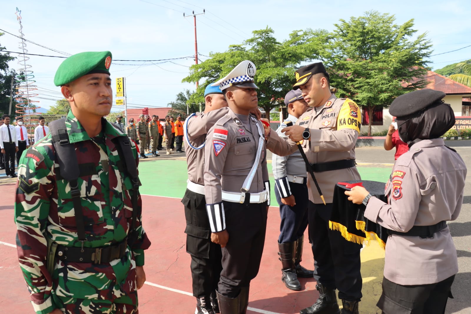 Kapolres Flotim AKBP I Gede Ngurah Joni Mahardika menyematkan pita kepada pasukan 