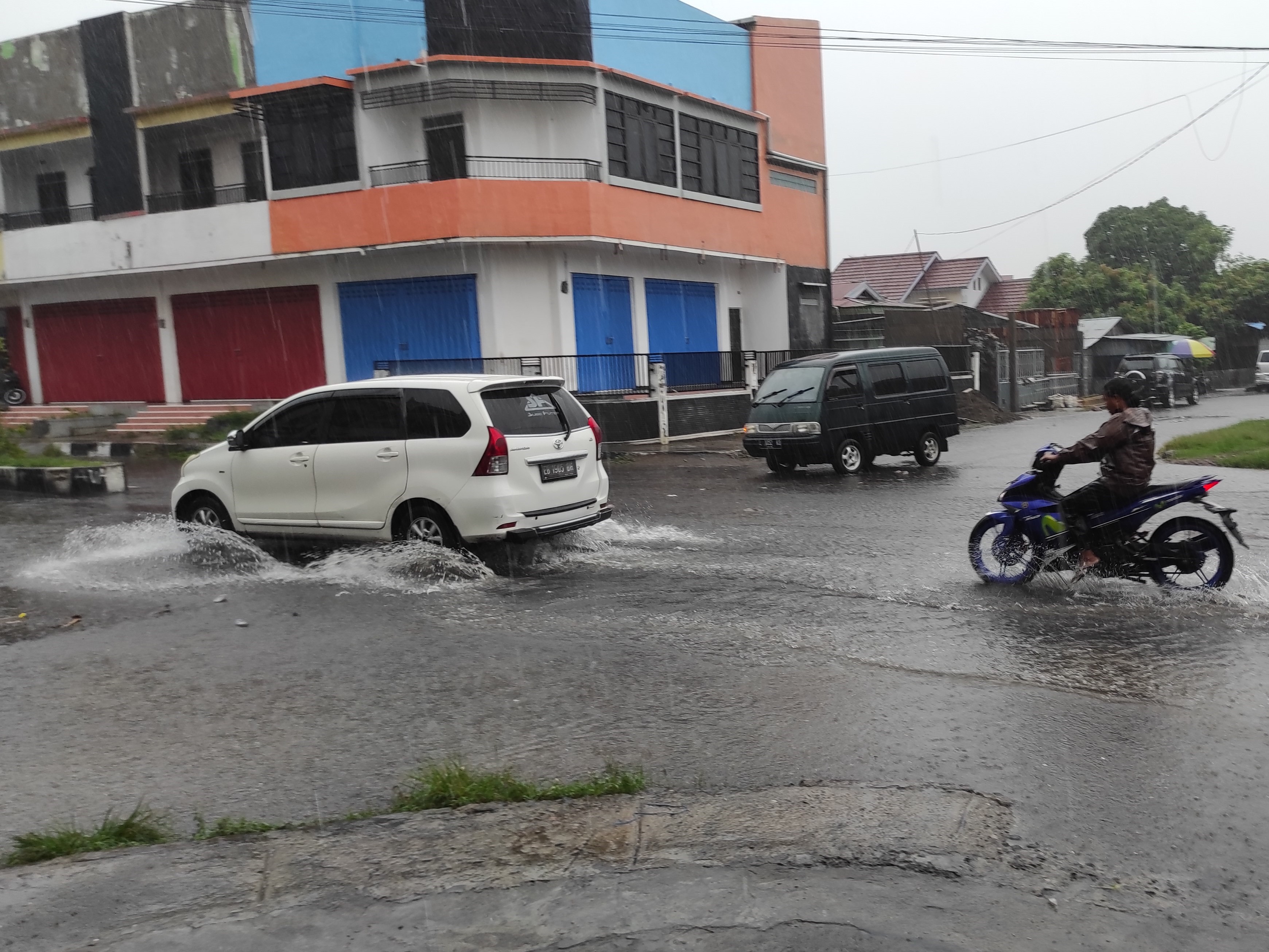 Banjir menggenang sepanjang jalan di Kabupaten Sikka. 