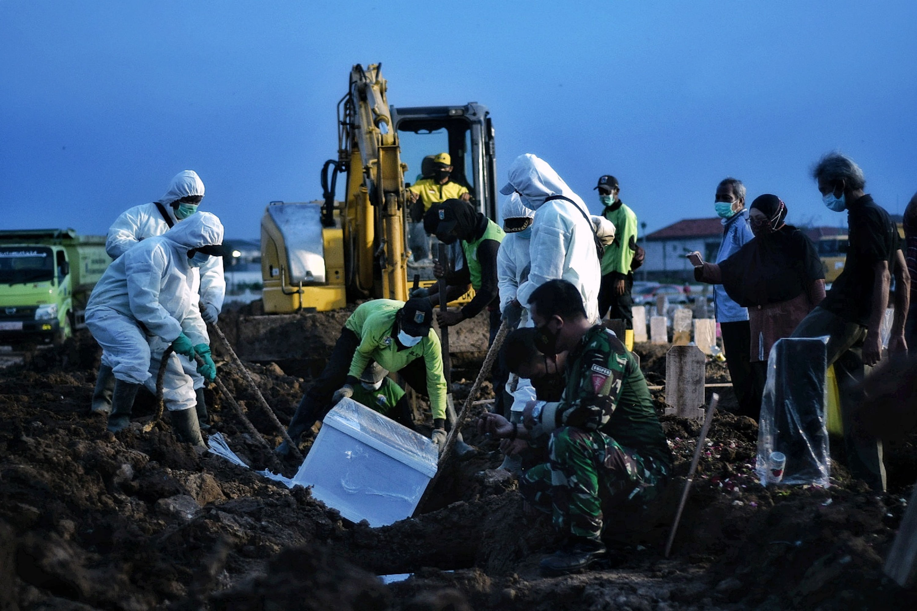 Pemakaman jenazah covid-19 di TPU Rorotan, Cilincing, Jakarta.