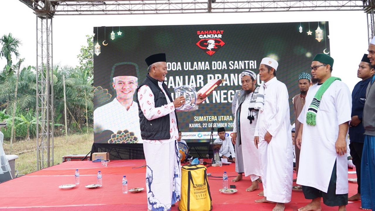Sahabat Ganjar menggelar doa bersama ulama serta santri untuk Ganjar Pranowo dan Indonesia di Ponpes Al Azharul Muniroh, Serdang Bedagai. 