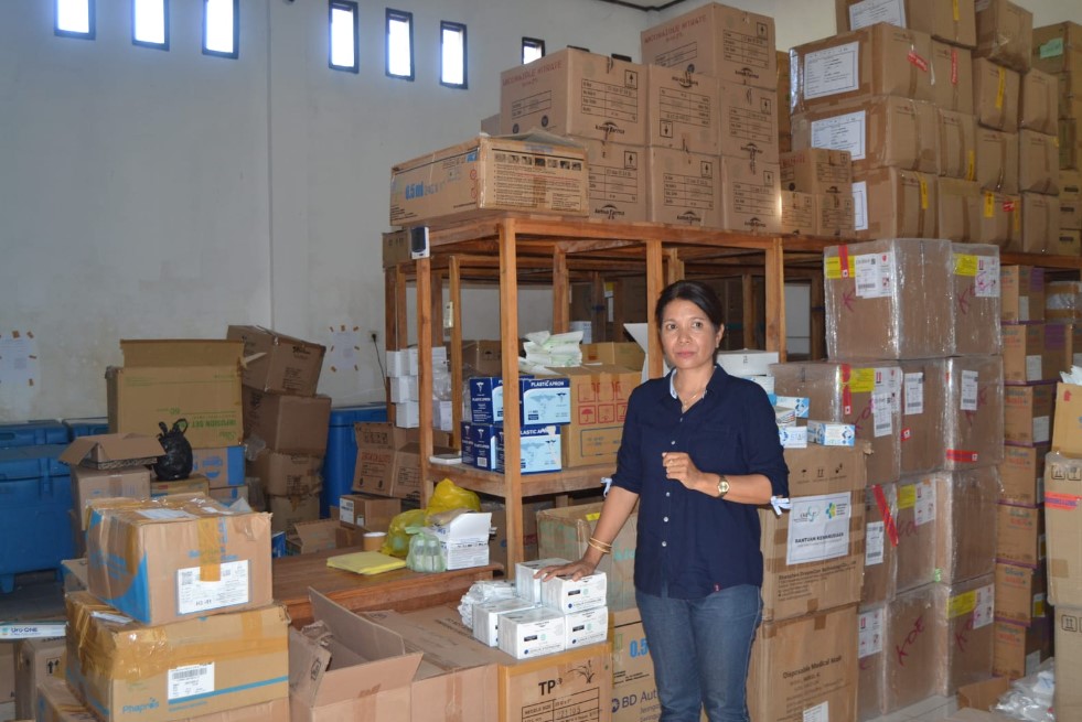 Penanggung Jawab Instalasi Farmasi Dinkes Flotim Yuliana Riberu, memperlihatkan stok vaksin covid-19 kedaluwarsa di gudang.