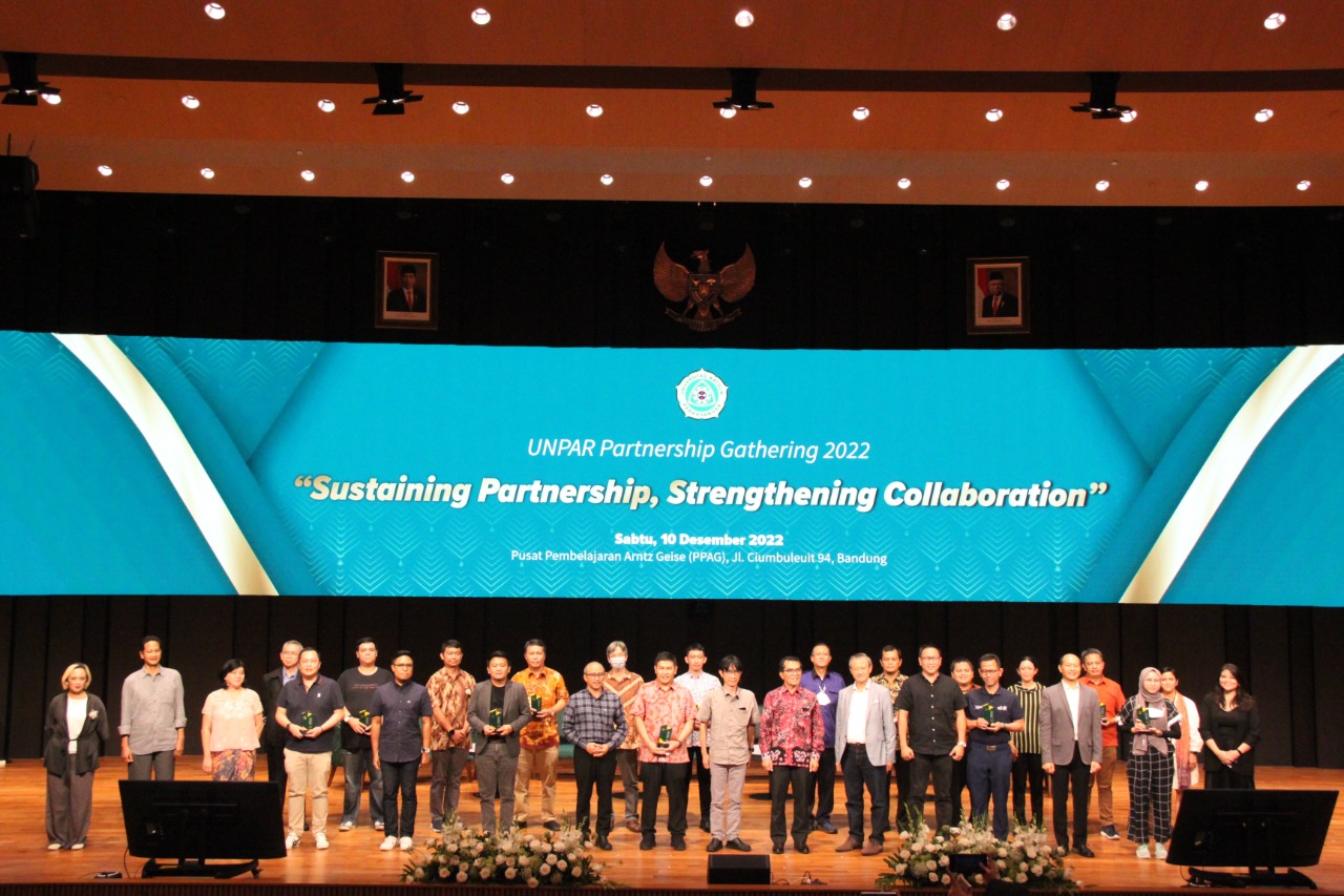 Rektorat Unpar dan para mitra berfoto bersama setelah menggelar pertemuandan silaturahmi di Bandung