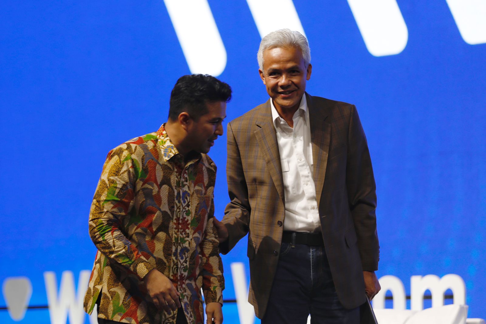 Wakil Gubernur Jawa Timur Emil Dardak (kiri) dan Guburnur Jateng Ganjar Pranowo enjadi narasumber dalam talkshow bertajuk 'Leading With Styl