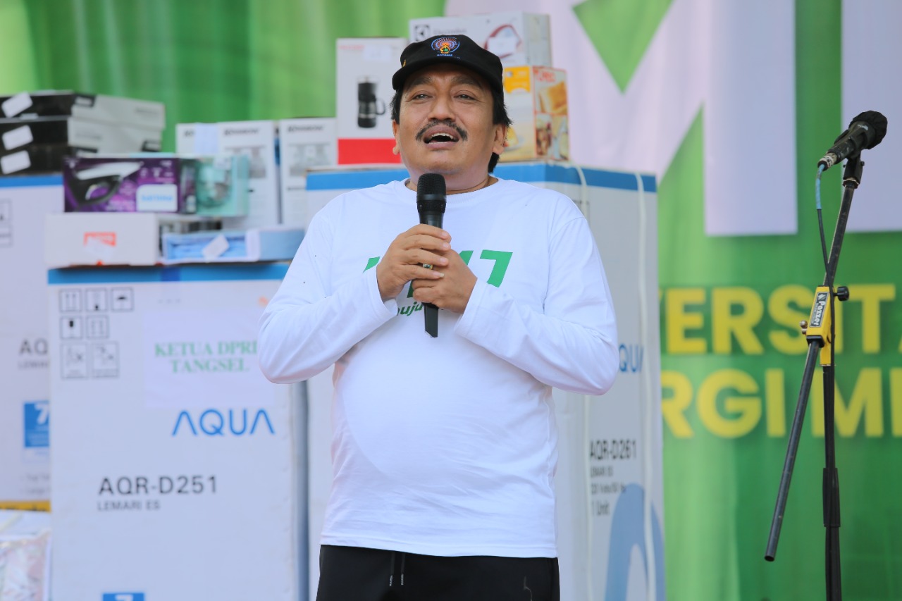 Rektor UMJ Ma'mun Murod saat acara jalan sehat yang jadi rangkaian Milad UMJ ke-67