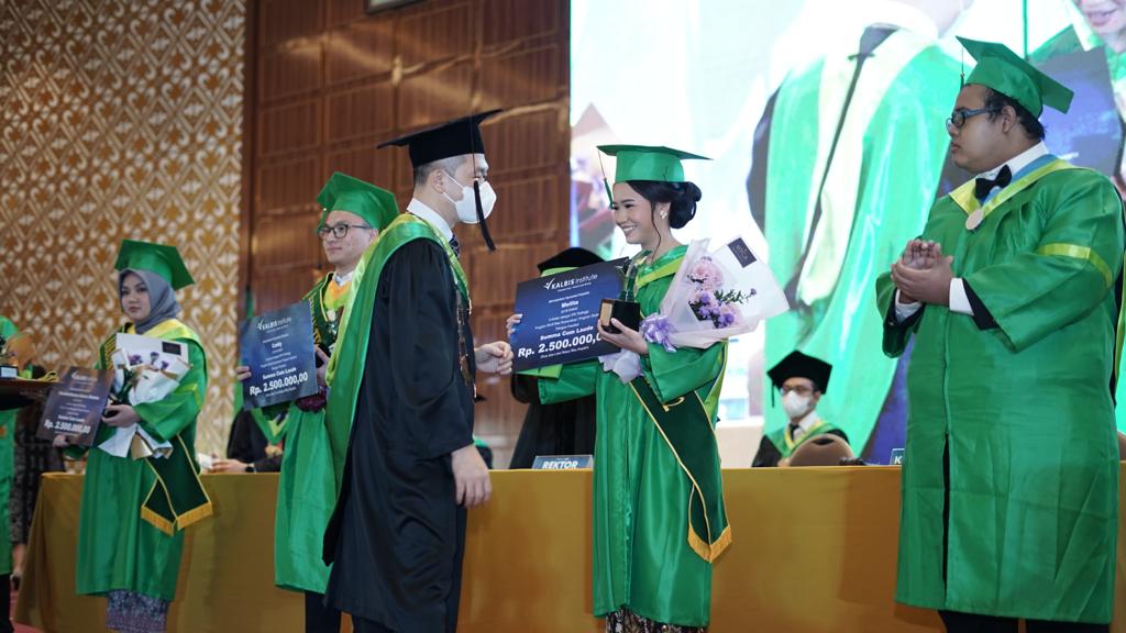 Wisuda Kalbis Institute