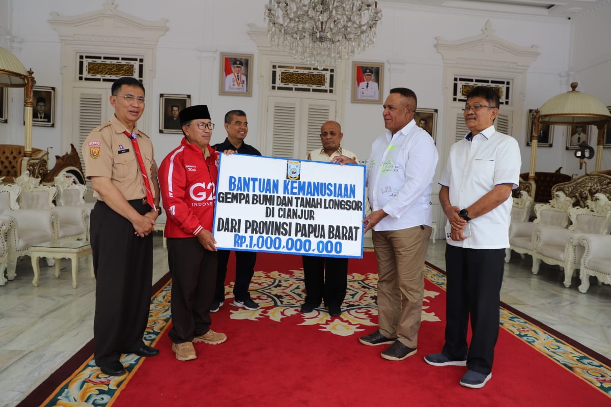 Pj  Gubernur Papua Barat, Komjen Pol (Purn) Drs. Paulus Waterpauw. M. Si kepada Bupati Cianjur, Herman Suherman di pendopo Bupati, Rabu (14/