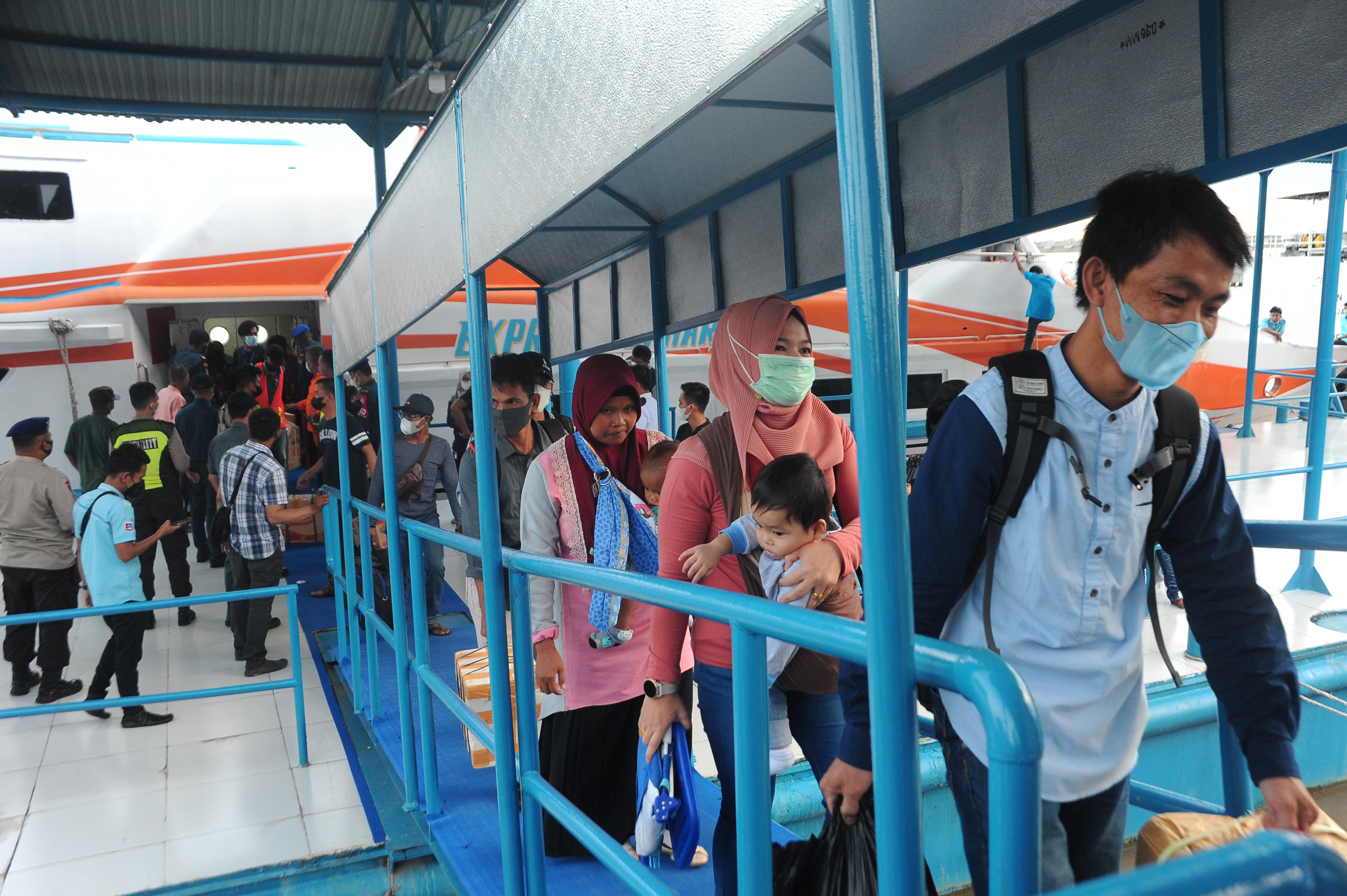 Penumpang kapal laut.