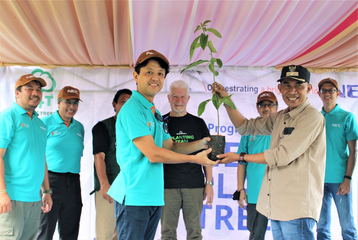 NEC Indonesia tanam ribuan pohon di Desa Sukaresmi dan Sukaharja, Kecamatan Sukamakmur, Kabupaten Bogor, Jawa Barat.