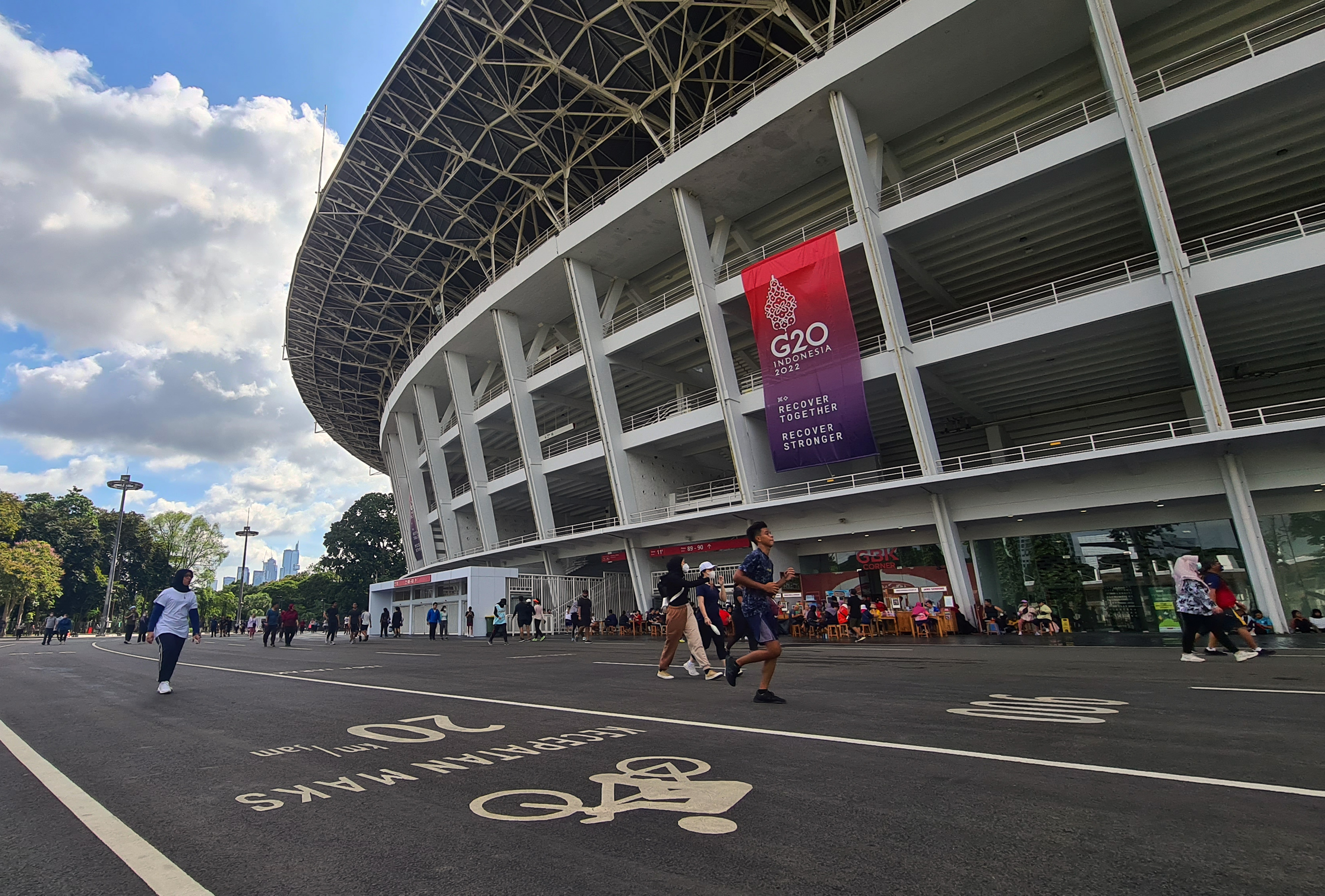 Warga berolahraga di kawasan Stadion Utama Gelora Bung Karno, Jakarta.