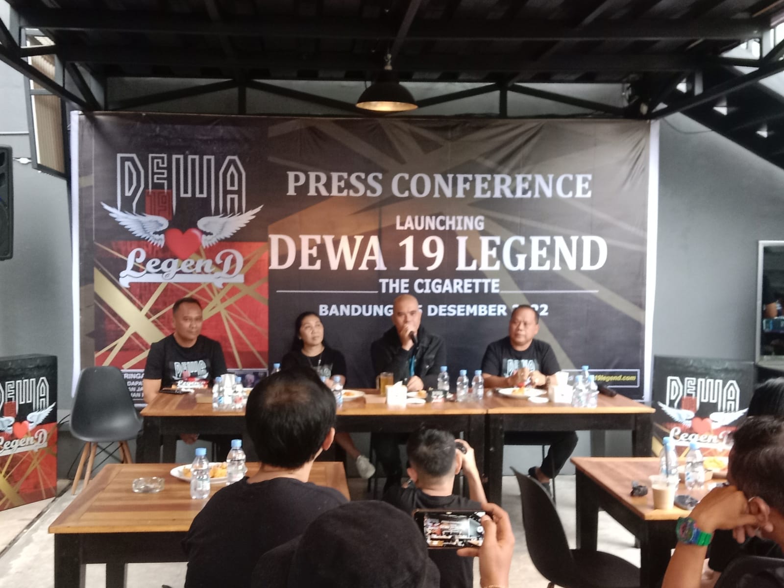 Ahmad Dhani mengumumkan peluncuran rokok Dewa 19 Legend di Bandung