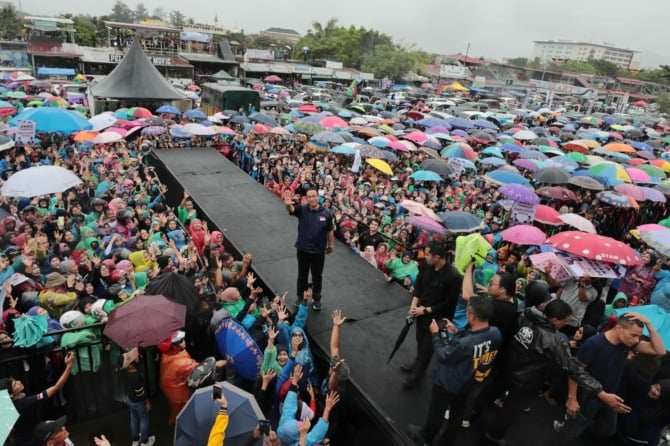 Hujan lebat tak patahkan semangat warga Minang untuk menyambut Anies Baswedan dan Nasdem pada Minggu (4/12/2022) di Kota Padang.