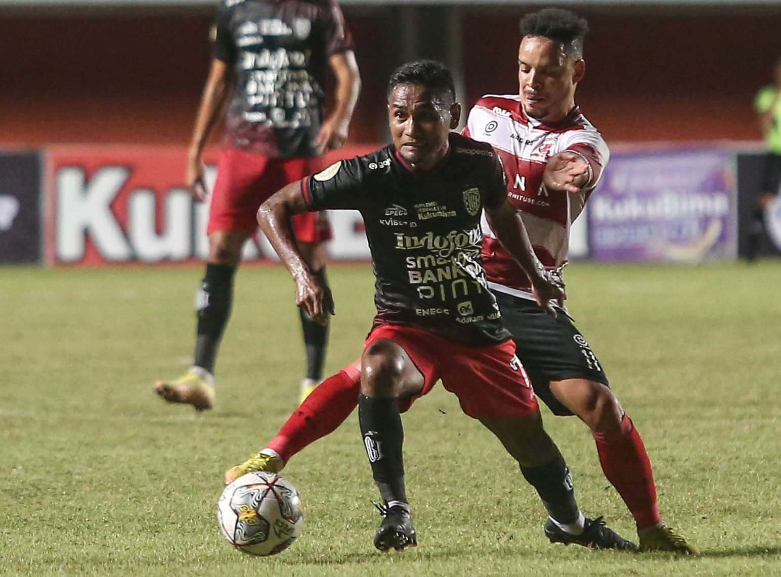 Pesepak bola Bali United Ramdani Lestaluhu (dua kanan)