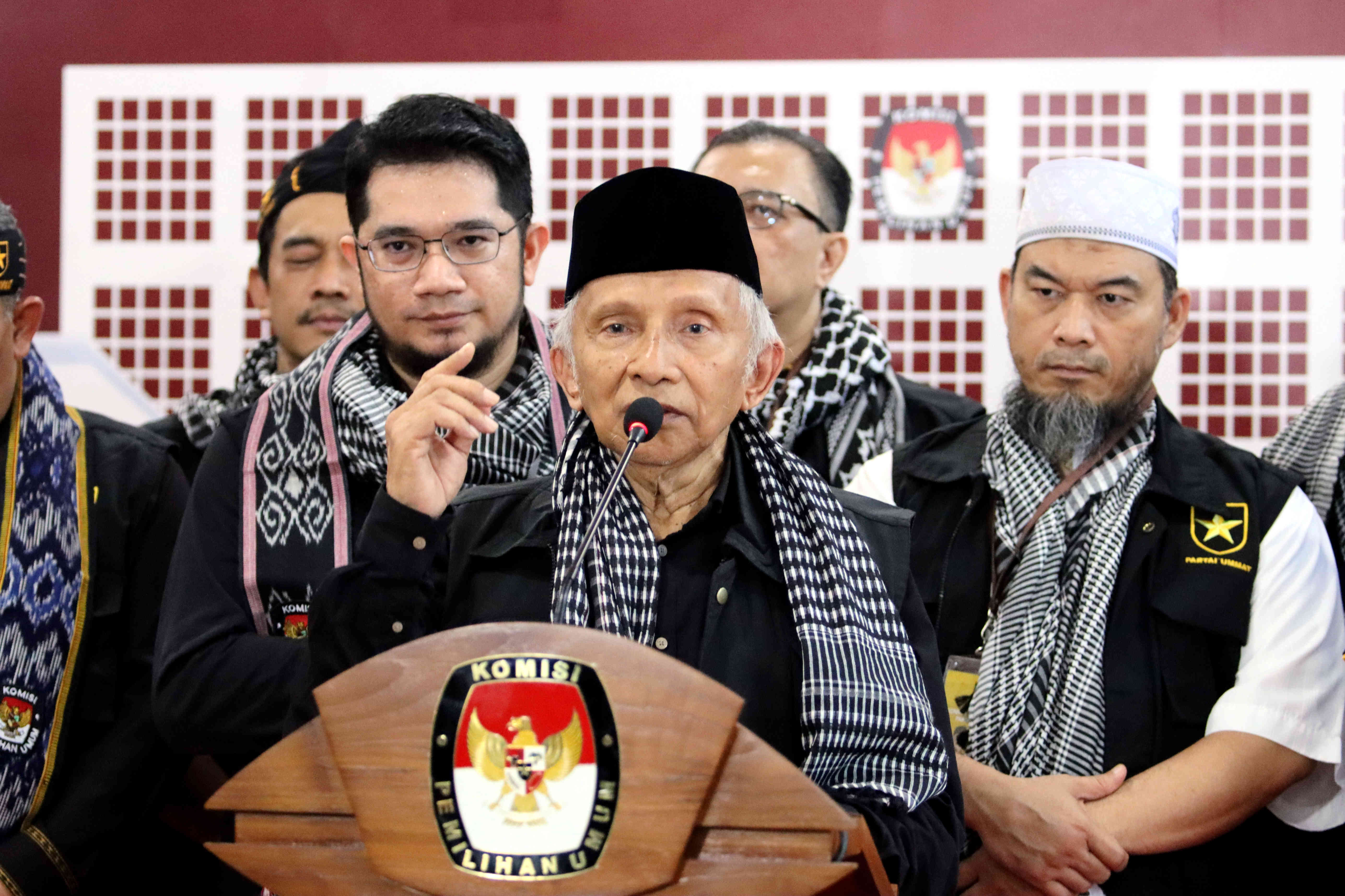 Ketua Majelis Syuro Partai Ummat Amien Rais (tengah)