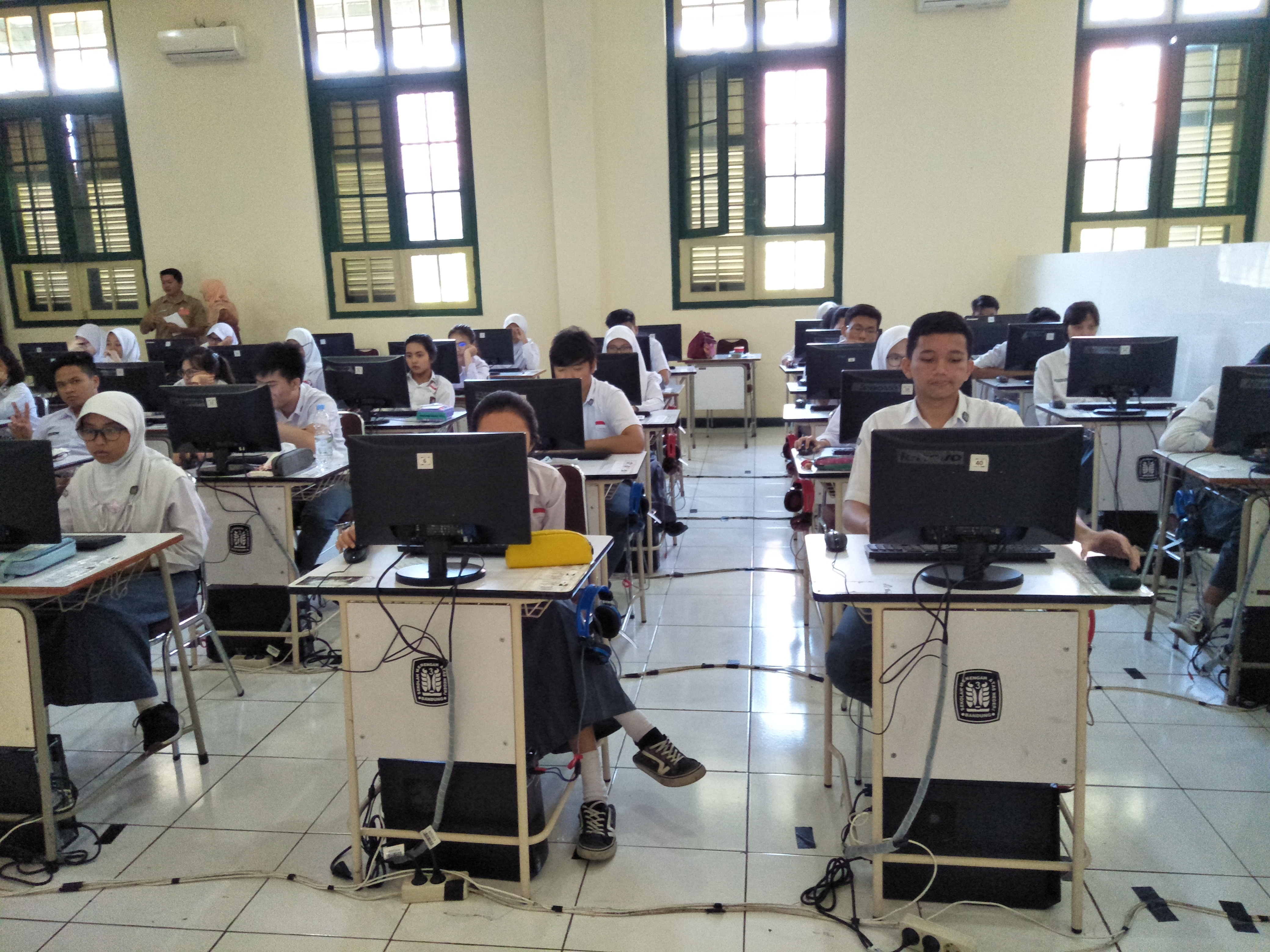 Siswa SMA sedang belajar di kelas.