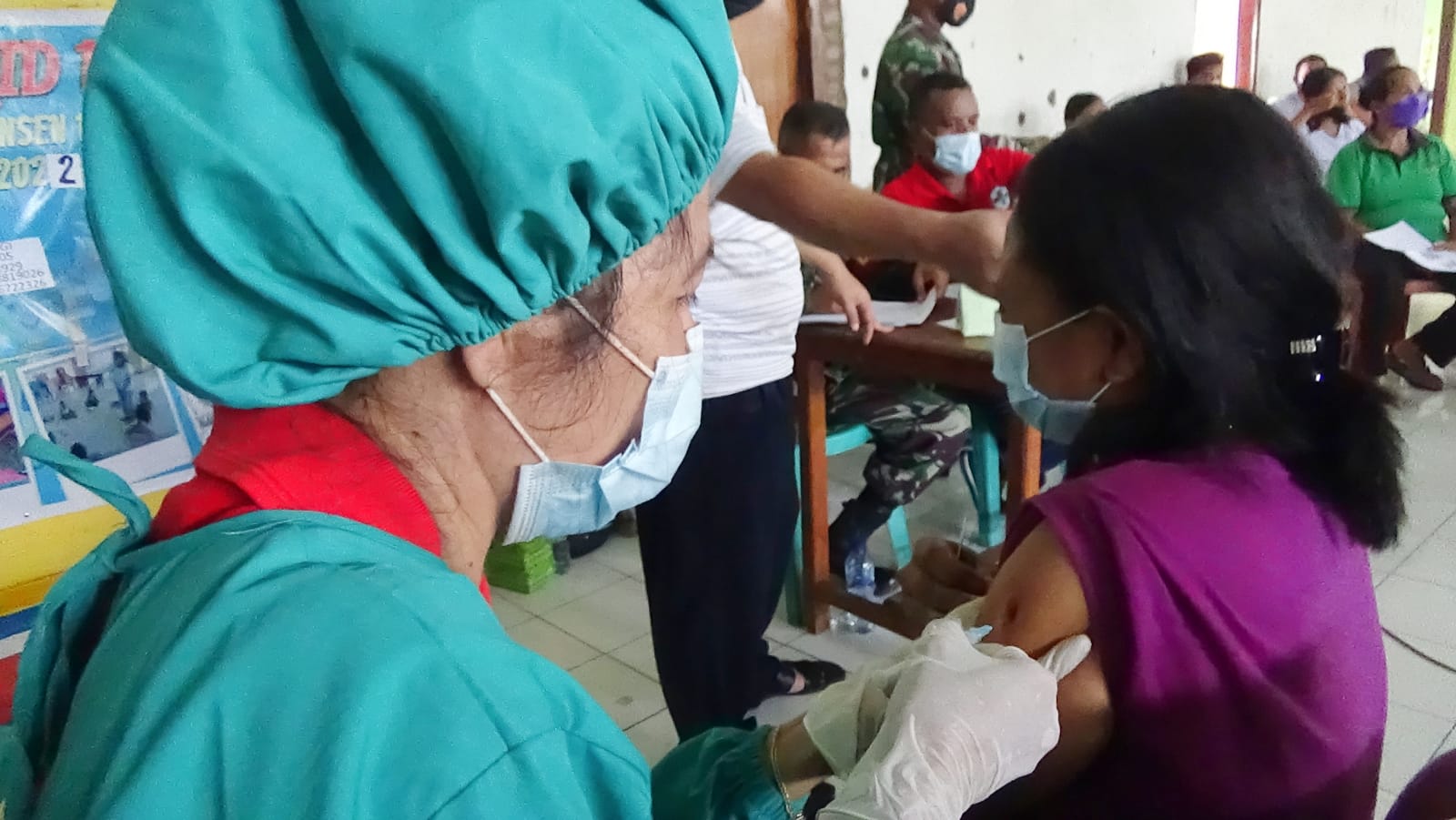 Petugas Vaksinasi dari Puskesmas Oka menyuntikkan vaksin covid-19 dosis booster kepada warga Flotim