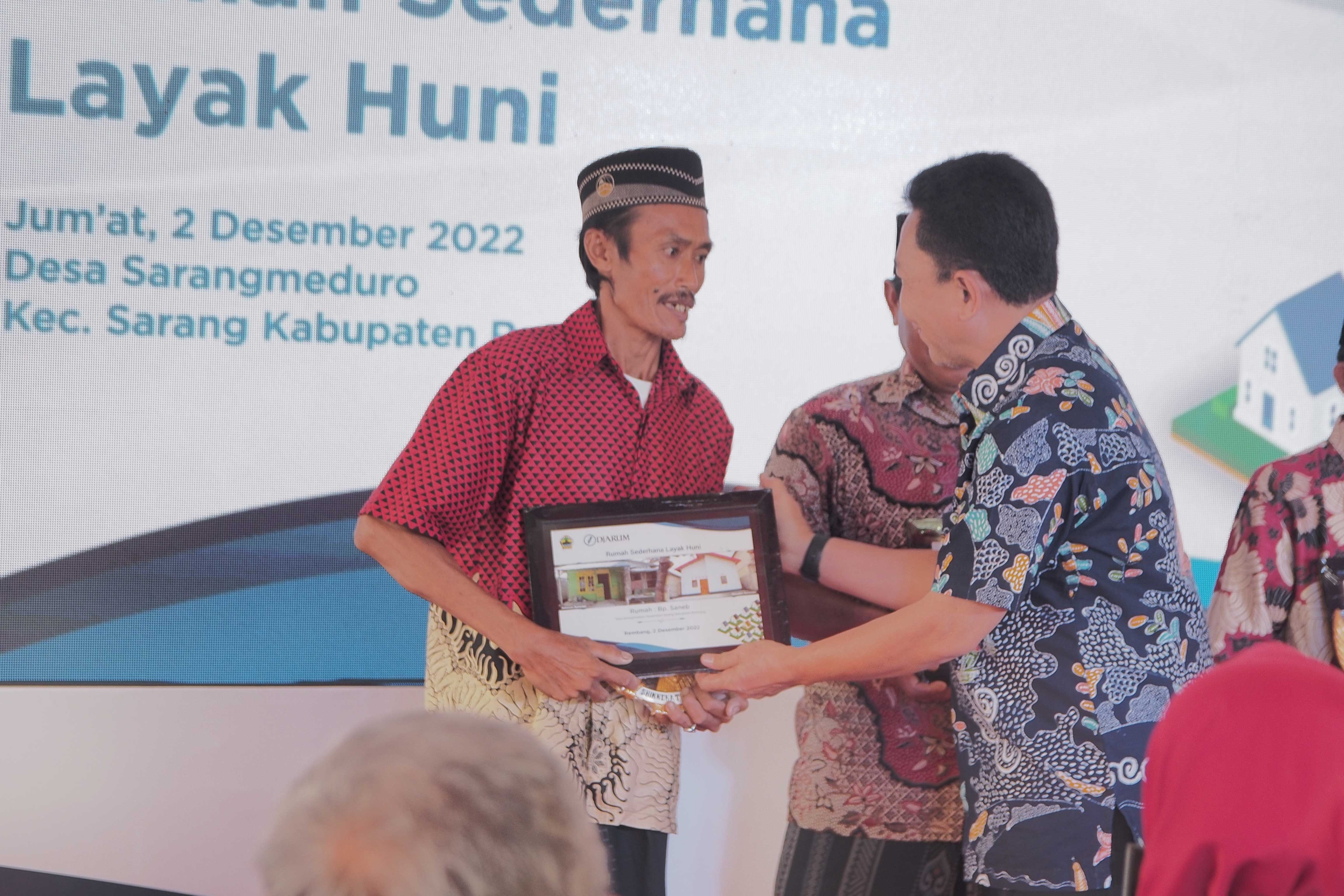 Deputi GM Corporate Communications PT Djarum Achmad Budiharto (kanan) secara simbolis menyerahkan rumah yang telah direnovasi.