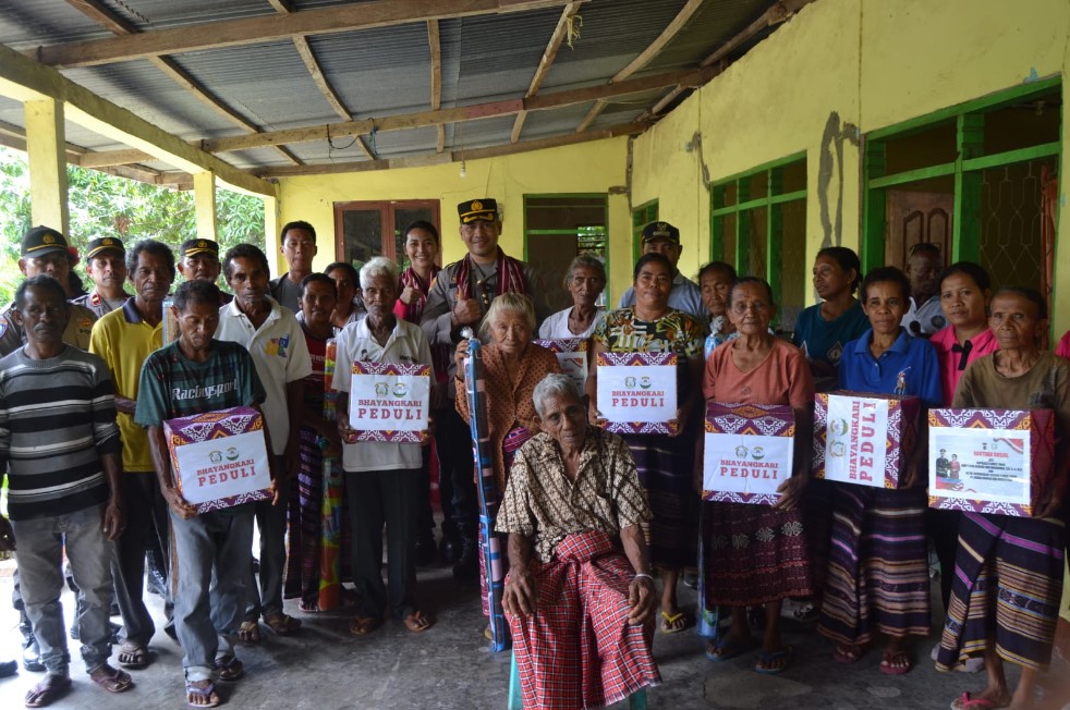 Kapolres Flores Timur AKBP I Gede Ngurah Joni Mahardika (tengah) membagikan bantuan untuk warga Pulau Solor.