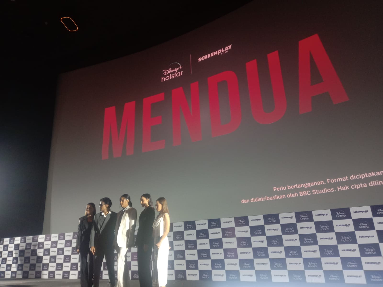 Para pemeran Mendua, dalam jumpa pers di Jakarta, Senin (12/12).