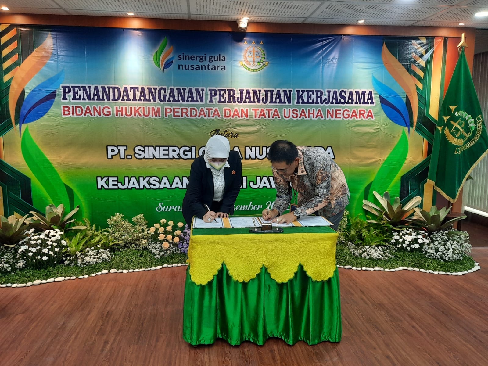 Penadatanganan kerja sama antara PT Sinergi Gula Nusantara (SGN) dengan Bank Jatim