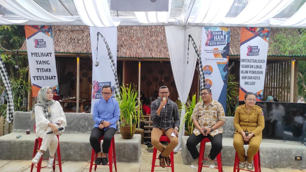 Wali Kota Bogor, Bima Arya (baju biru), Wakil Ketua I DPRD Kota Bogor, Jenal Mutaqin (memegang mix) dalam diskusi publik HAM di Kota Bogor