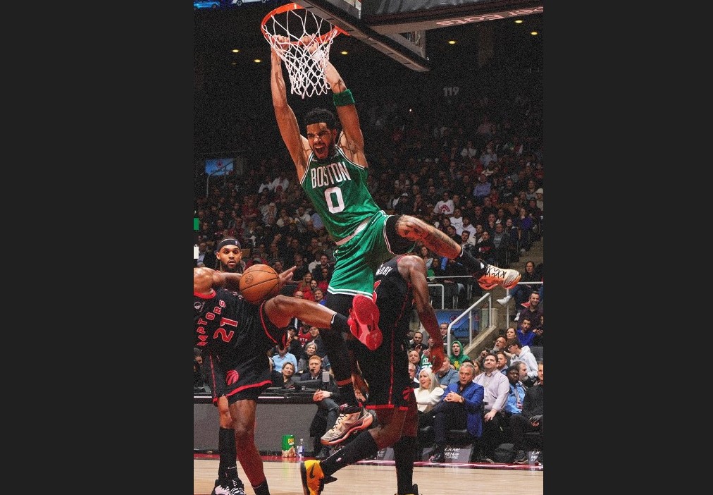 Pemain Boston Celtics Jayson Tatum melakukan slam dunk di laga NBA kontra Toronto Raptors