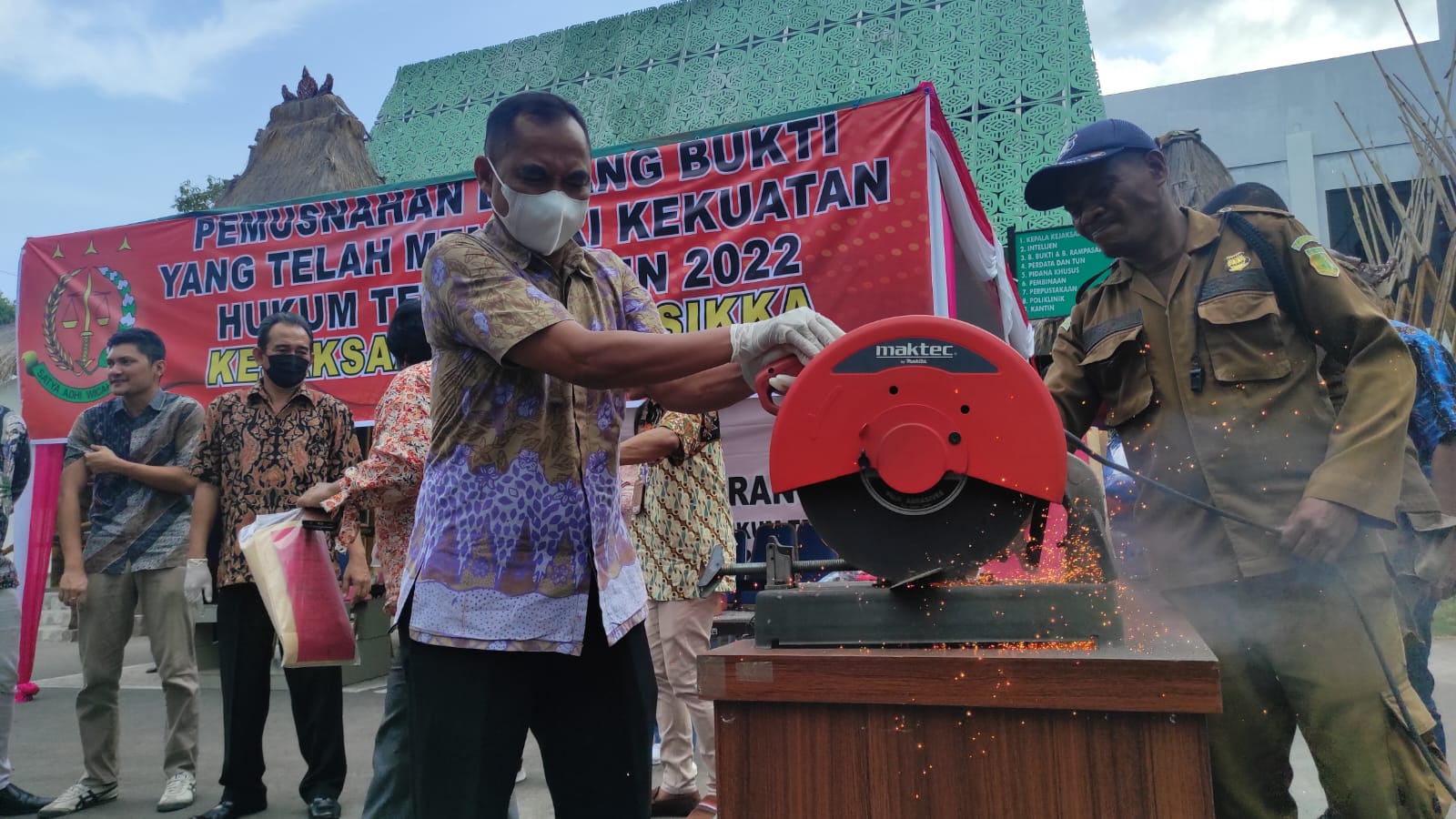 Pemusnahan Barang Bukti di Kantor Kejari Sikka. 